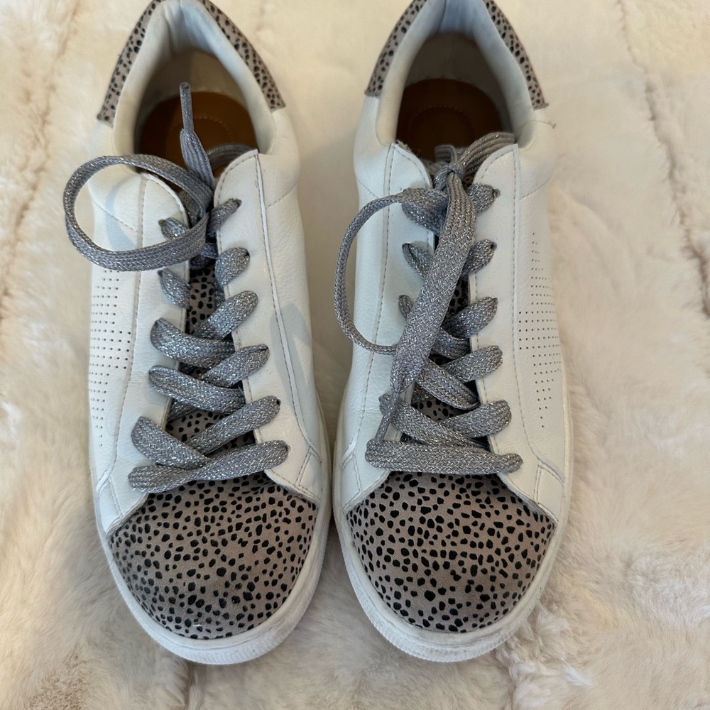 Universal Threads Lace-Up Cady Sneakers